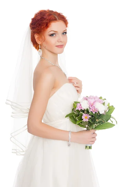 Charmante mariée avec un bouquet de fleurs — Photo