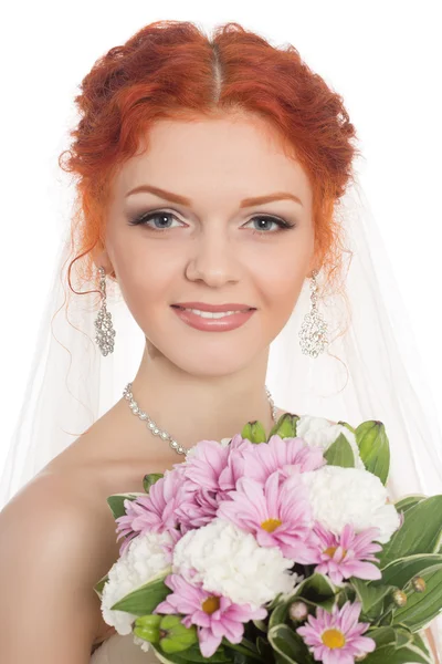 Usmívající se nevěsta s kyticí — Stock fotografie