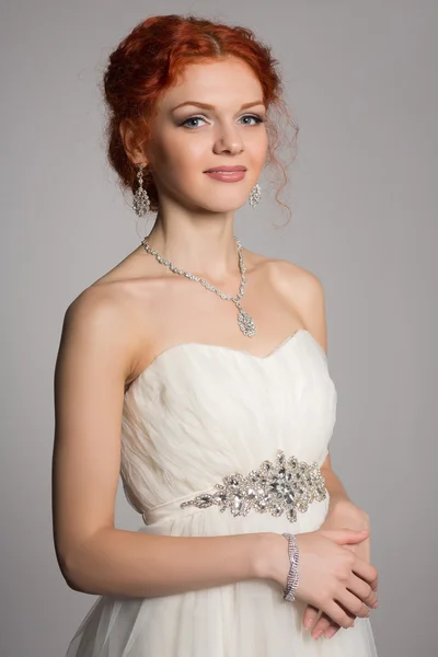 お祝いドレスの魅力的な花嫁 — ストック写真