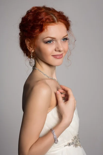 Mariée aux cheveux rouges dans une robe de mariée — Photo