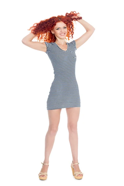 夏天穿裙子的快乐红发女孩 — 图库照片