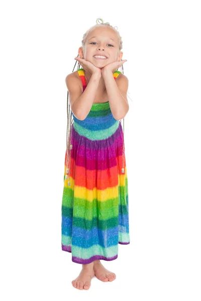 Χαρούμενο κορίτσι σε ένα πολύχρωμο φόρεμα — Φωτογραφία Αρχείου