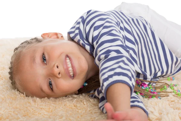 Affascinante bambina si trova — Foto Stock