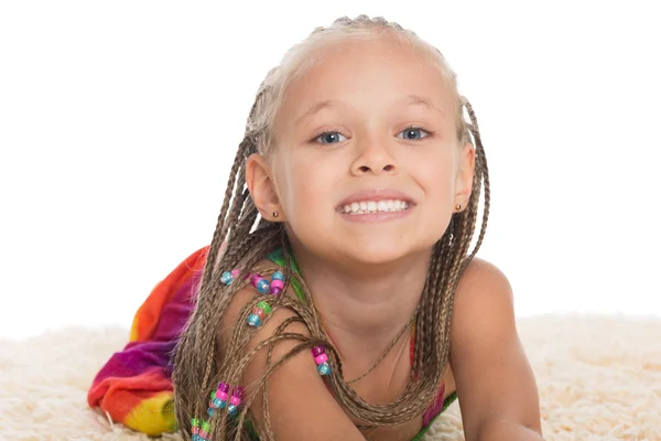 Красивая маленькая девочка с дредами — стоковое фото