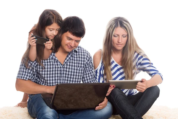 Pai usando um laptop, tablet PC, smartphone — Fotografia de Stock