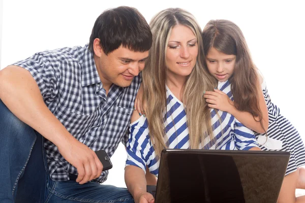 Familie met behulp van een laptop — Stockfoto