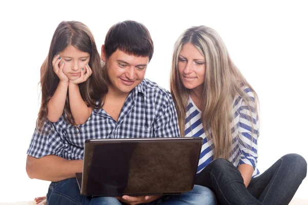 Met behulp van een notitieboekje en gelukkige familie — Stockfoto