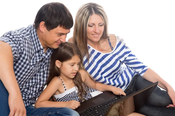 Perhe kannettavan tietokoneen avulla — kuvapankkivalokuva