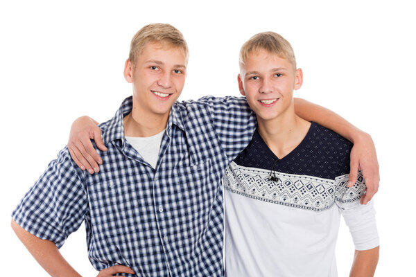 Братья-близнецы обнимаются
