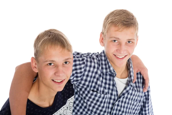 Bracia bliźniacy przytulanie siebie — Zdjęcie stockowe