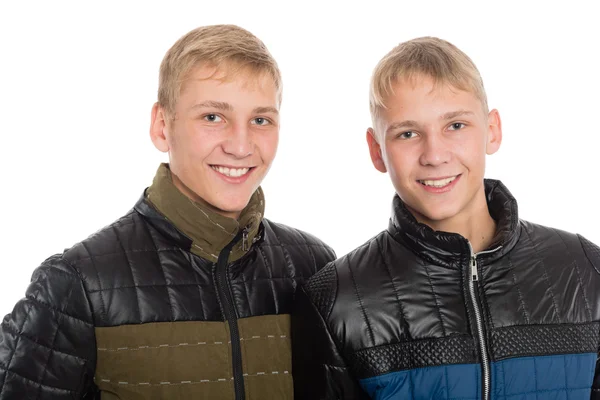 Irmãos gêmeos em roupas de outono — Fotografia de Stock