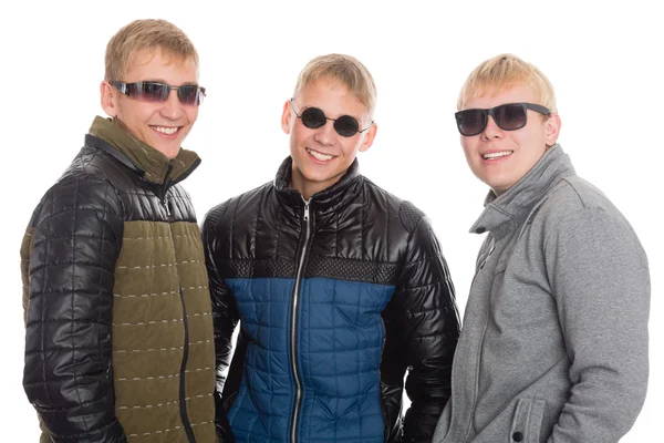 Les gars en veste d'automne et lunettes de soleil — Photo