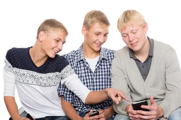 Les jeunes hommes utilisent des smartphones — Photo