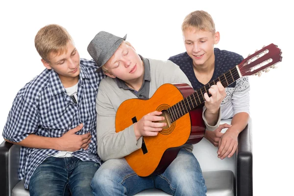 Three guys spend leisure playing guitar — Stock Photo, Image