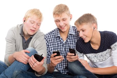 Arkadaşlar akıllı telefonlar oturan kullanın 