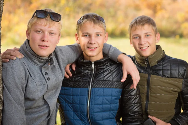 Портрет группы молодых мальчиков — стоковое фото