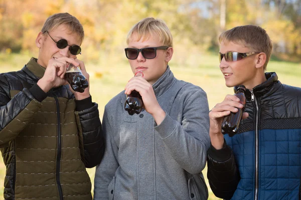 Skupina mladých kluků mluvit k sobě navzájem — Stock fotografie