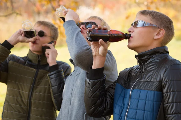 Mladí kluci pít nápoje — Stock fotografie