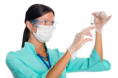 Doktor şırınga hazırlıyor. 