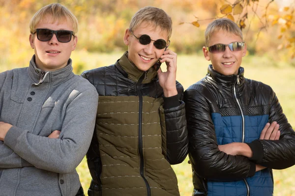 Caras no outono jaqueta e óculos de sol — Fotografia de Stock