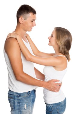 Genç adam ve kadın birbirlerine kucaklayan