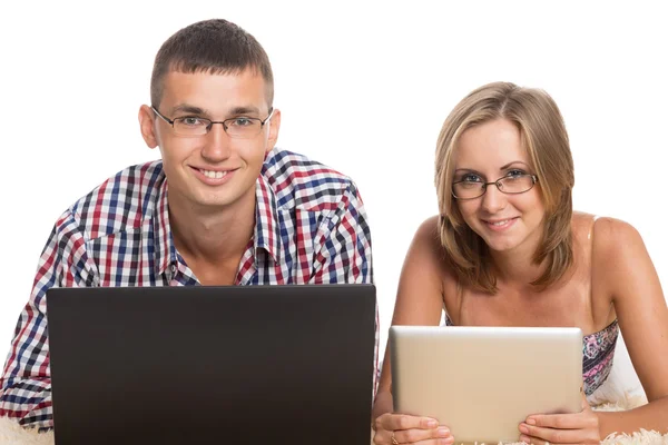 Jovem alegre e mulher com um PC — Fotografia de Stock