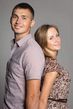 Mutlu genç insanlar arka arkaya ayakta 