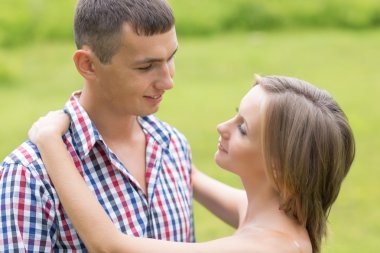 Mutlu genç çift sarılıyor. 