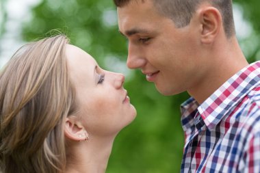 Sevimli erkek ve kadın birbirine bakarak