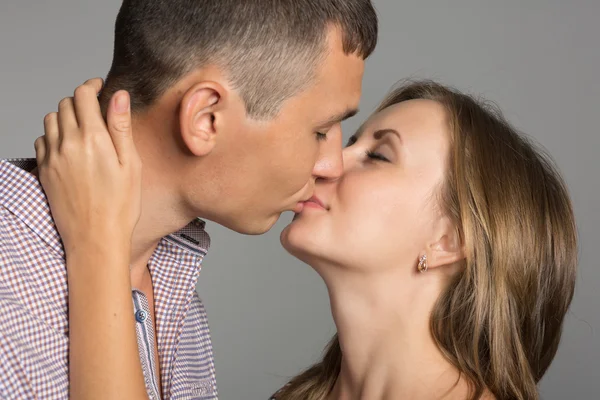 Giovane uomo e donna baciare — Foto Stock