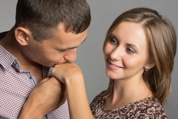 Jongen kussen van zijn geliefde vriendin hand — Stockfoto