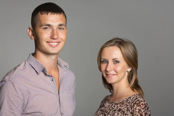 Gelukkige jonge paar liefhebbers — Stockfoto