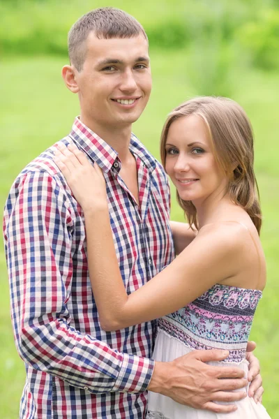 Gelukkige jonge mensen omarmen — Stockfoto