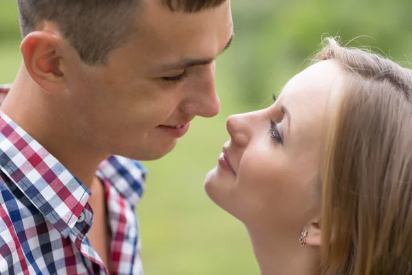 Gelukkig jonge man en vrouw — Stockfoto