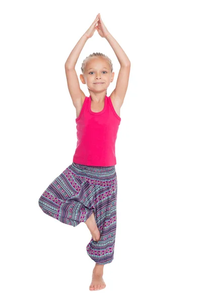 Süßes Mädchen praktiziert Yoga — Stockfoto