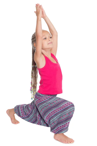 Kleines Mädchen macht Yoga-Übungen — Stockfoto