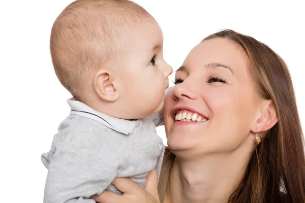 彼女の幼い息子の幸せな母 — ストック写真