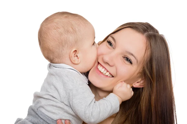 Glædelig smilende ung mor med sin lille søn - Stock-foto