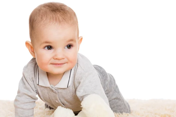 Söt liten pojke kryper på mattan — Stockfoto