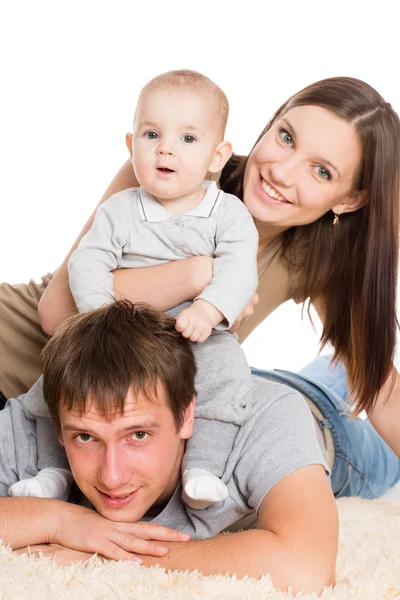 Glückliche Familie, die auf dem Teppich ruht — Stockfoto