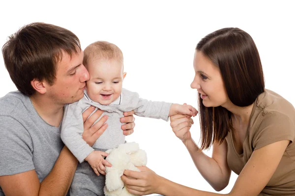 Fröhliches Kind mit seinen neuen Eltern — Stockfoto