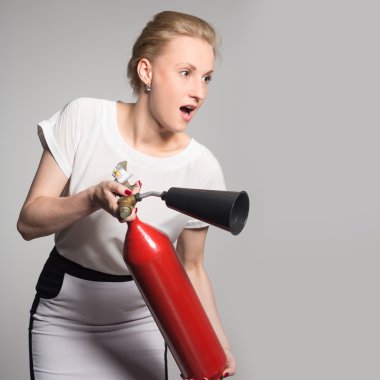 Bir yangın söndürücü ile heyecanlı bir genç kadın