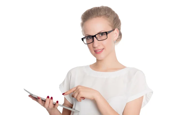 Jonge zakenvrouw met behulp van een tablet Pc — Stockfoto
