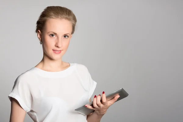 Mulher de negócios segurando um tablet pc — Fotografia de Stock