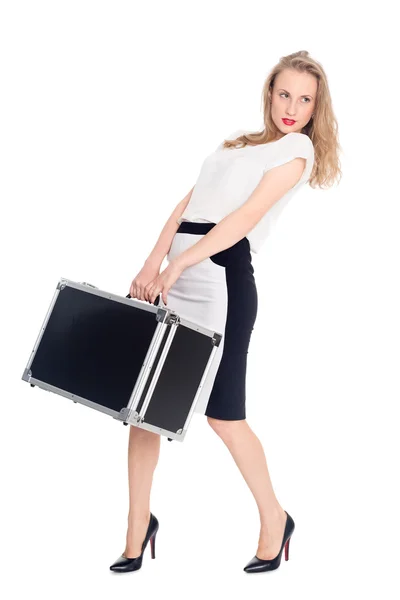 魅力的な若い女性がスーツケースを運ぶ — ストック写真