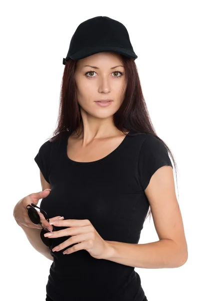 Hermosa joven con una gorra de béisbol negra — Foto de Stock