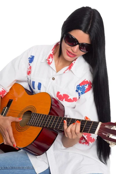 Jovem mulher tocando guitarra — Fotografia de Stock