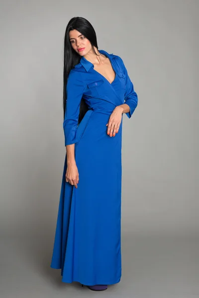 Fekete hajjal, egy kék ruhás, gyönyörű nő — Stock Fotó