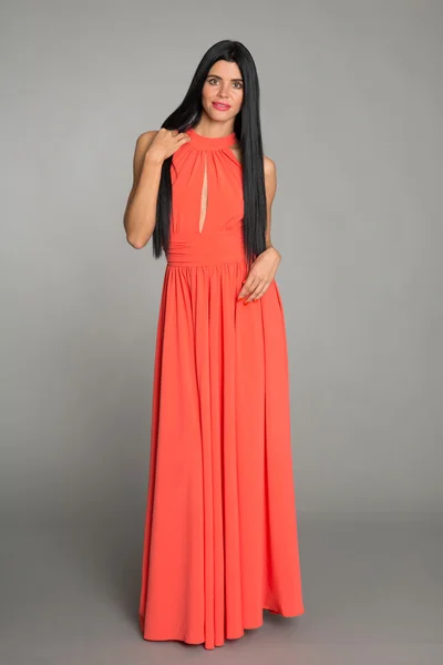 Hermosa mujer joven en vestido largo naranja — Foto de Stock