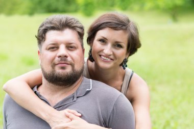 Sevgi dolu kadın sevgilisini kucaklayan